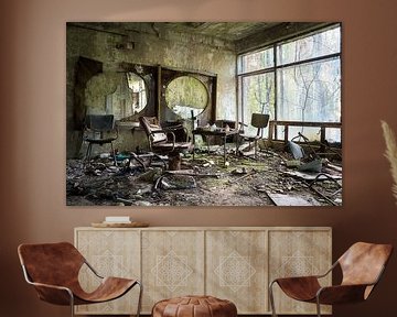 Kapper in Pripyat - Chernobyl. van Roman Robroek