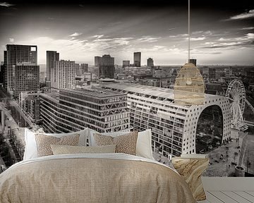 Skyline Rotterdam met de Markthal en Blaak (zwart-wit) van Mark De Rooij