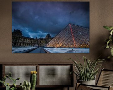 Piramide bij het Louvre van René Groenendijk