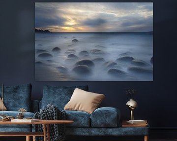Zwevende stenen aan strand (Lofoten) van Paul Roholl
