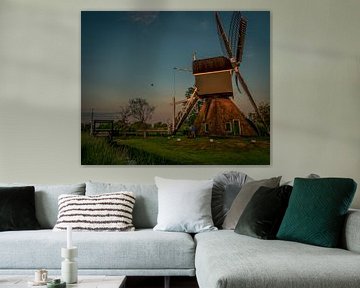 De molen van Tienhoven in de avondzon.