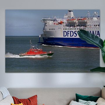 Kleurige boten, groot en klein op zee