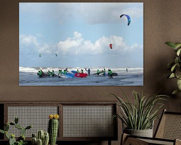 Kleurige surfplanken, kitesurfers en surfkleding bij les in de branding bij Zandvoort aan Zee van Suzan Baars