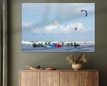 Kleurige surfplanken, kitesurfers en surfkleding bij les in de branding bij Zandvoort aan Zee by Suzan Baars