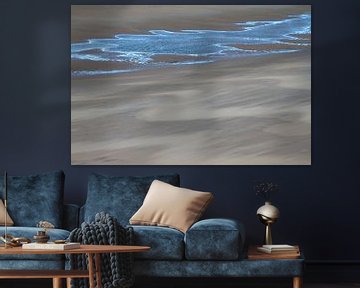 Windvegen in het zand en blauw reflecterend water van Suzan Baars