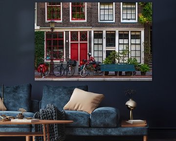 Grachtenpand in Amsterdam met rode deuren en motorrijder in rood van Suzan Baars