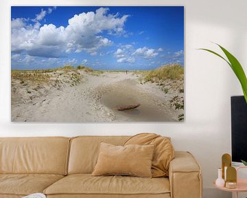 Duinen, zand, blauwe lucht en wolken op strand Ameland van Anja Brouwer Fotografie