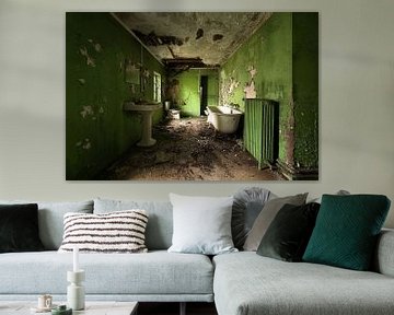Verlassenes Badezimmer im Grün. von Roman Robroek – Fotos verlassener Gebäude
