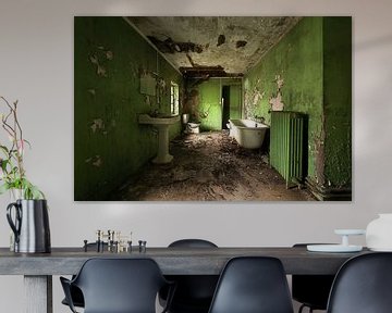 Verlassenes Badezimmer im Grün. von Roman Robroek