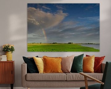 Hollandse luchten - regenboog over een fris groen landschap van Dirk-Jan Steehouwer