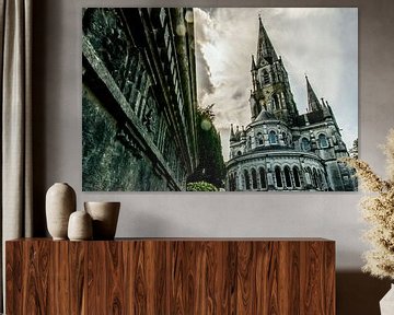 Onderaanzicht van de Saint Fin Barre's Kathedraal Cork in Ierland van Paul van Putten