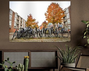 Fietsenstalling met herfstkleuren, Buitenveldert, Amsterdam Zuid van Paul van Putten