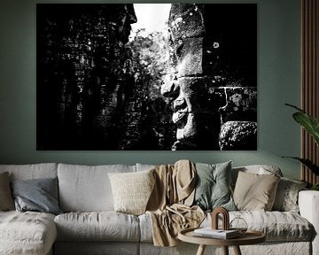 Zwart-wit portret van een gezicht  bij de Angkor Wat tempel in Cambodja van Björn Jeurgens