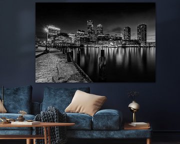 BOSTON Fan Pier Park & Skyline Boston am Abend | Monochrom von Melanie Viola