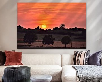 Kleurrijke zonsondergang op een prachtig Limburgs landschap van Maarten Honinx