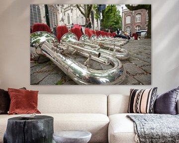 Instrumenten van een muziekkorps op straat van Fotografiecor .nl