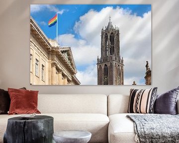 Domtoren en regenboogvlag op stadhuis Utrecht