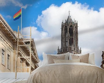 Domtoren en regenboogvlag op stadhuis Utrecht van Bart van Eijden