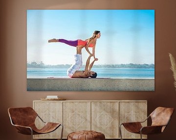 Homme et femme en position de yoga acrobatique sur la plage à San Diego sur BeeldigBeeld Food & Lifestyle