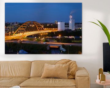 Blick auf die Hogeweide-Brücke und die Douwe Egberts-Fabrik in Utrecht von Donker Utrecht