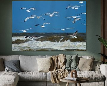 Zeemeeuwen in de lucht boven het strand bij IJmuiden van Ineke Huizing