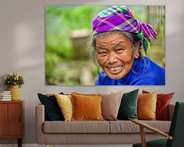 Vrolijke oude Hmong vrouw