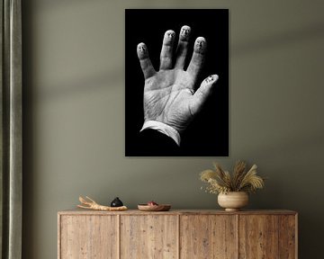 Surrealistische zwart/wit foto van een hand met vingers die elk een gezicht hebben van Hans Post