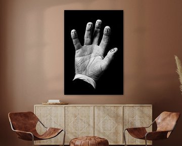 Surréaliste image en noir et blanc d'une main avec les doigts chacun avec un visage sur Hans Post