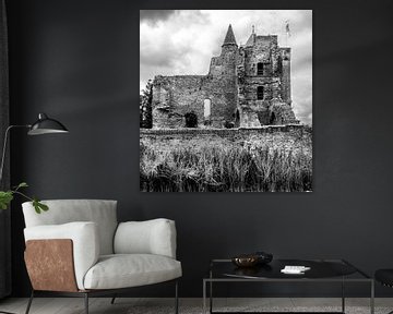 Zwart/wit foto van de ruïne van het middeleeuwse slot Brederode in Velzen Zuid, Noord Holland van Hans Post