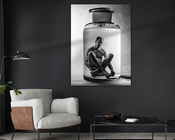 Surrealistische zwart/wit fantasiefoto van een in vloeistof geconserveerde man in een glazen pot van Hans Post