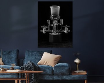 Schwarz-Weiß-Foto von einem Glas-Labor-Objekt gegen einen dunklen Hintergrund in subtilen Beleuchtun von Hans Post