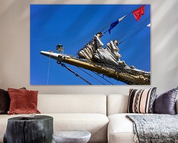 Zeilschip op Sail Amsterdam met rood, blauw en witte zeilen van Alice Berkien-van Mil