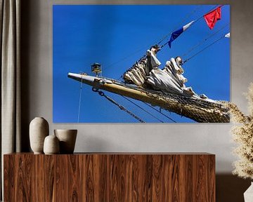 Zeilschip op Sail Amsterdam met rood, blauw en witte zeilen van Alice Berkien-van Mil