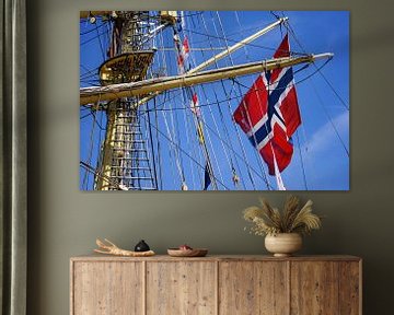 Detail van Zeiljacht met Noorse vlag tegen strak blauwe lucht van Alice Berkien-van Mil