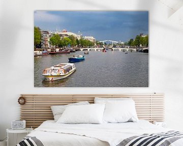 Tourboot auf dem Fluss Amstel in Amsterdam von Sjoerd van der Wal Fotografie