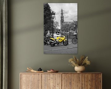 Gele motor op een brug in Amsterdam van Sjoerd van der Wal