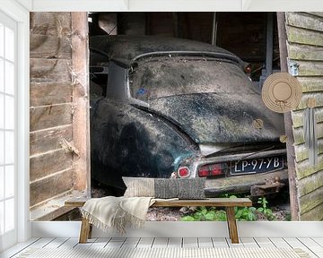 Verlassenes Auto in Garage. von Roman Robroek – Fotos verlassener Gebäude