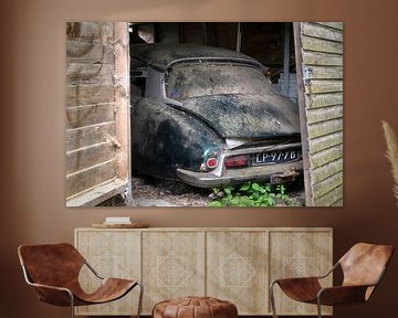 Voiture abandonnée dans le garage. sur Roman Robroek - Photos de bâtiments abandonnés