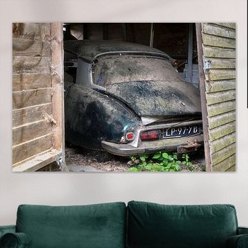 Voiture abandonnée dans le garage.