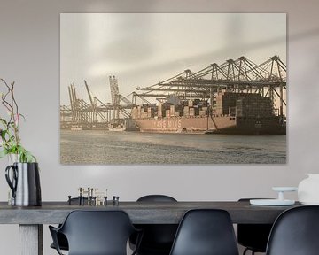 Frachtcontainerschiff an einem Containerterminal in Rotterdam Hafen von Sjoerd van der Wal Fotografie
