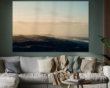 Landschaft mit dem Meer, dem Strand, den Dünen, den Wolken und den Vögeln auf Terschelling