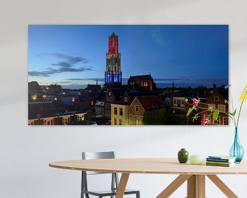 Stadsgezicht met rood-wit-blauwe Domtoren in Utrecht