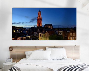 Stadsgezicht met oranje Domtoren in Utrecht van Donker Utrecht