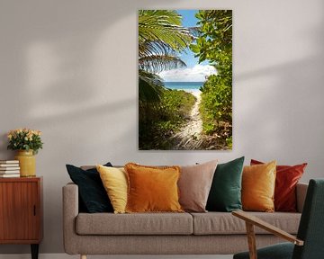Tropisch doorkijkje naar wit strand en azuur blauwe zee by Color Square