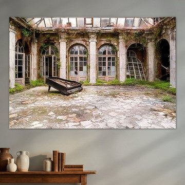 Verlaten Paleis met Piano. van Roman Robroek - Foto's van Verlaten Gebouwen