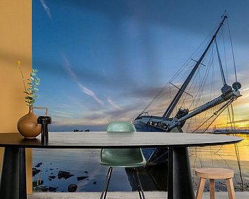 Een gestrande zeilboot bij Lemmer, tijdens zonsondergang