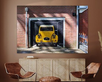 Jaune Citroën 2CV peint sur un mur de briques rouge sur Evert Jan Luchies