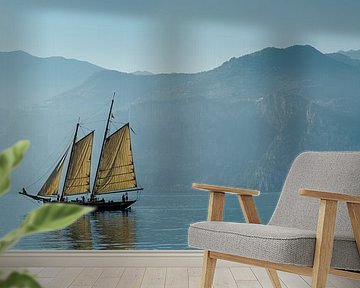 Segelschiff auf dem Gardasee, Malcesine, Gardasee, Verona, Italien von Rene van der Meer