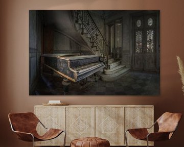 Piano in de hal van een verlaten kasteel van Wim van de Water