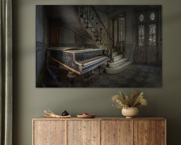 Piano in de hal van een verlaten kasteel van Wim van de Water